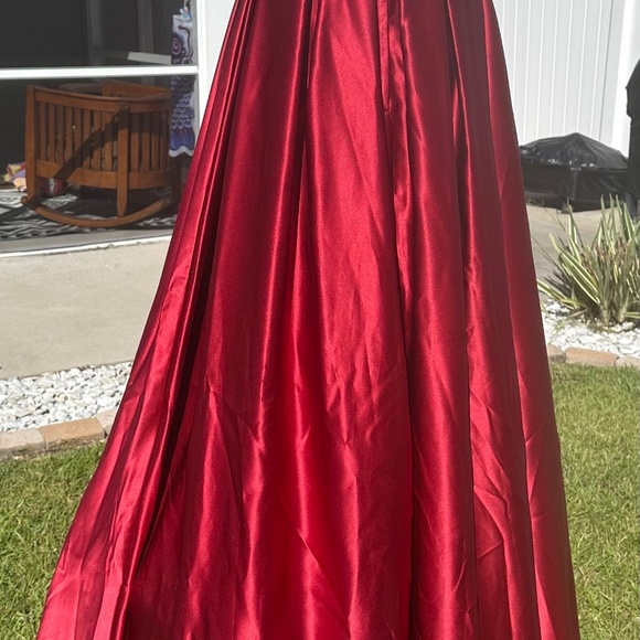 Red ballgown - Picture 12 of 13